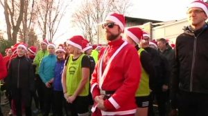 Sportliche Nikoläuse laufen für den guten Zweck