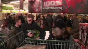 Holländer kaufen Raketen und Böller - Riesenandrang im Grenzgebiet