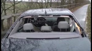 Unfall in Walchum - Holzlatte durchbohrt Auto