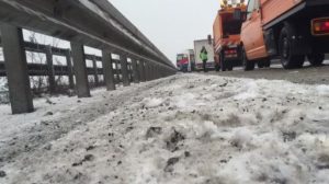 Glätte: LKW rutscht auf A30 in die Leitplanke