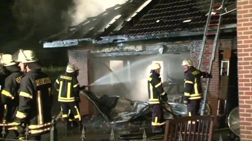 Feuer zerstört Garage in Wielen