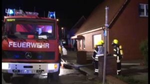 Feuerwehrleute retten Katzen aus verqualmter Wohnung