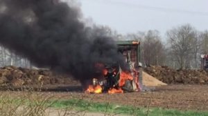 Traktor gerät in Stromleitung