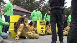Greenpeace-Aktivisten demonstrieren vor Brennelementefabrik