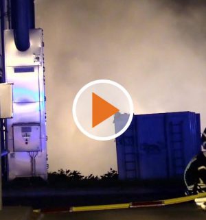 Screen_22 Tonnen papier geraten in Brand