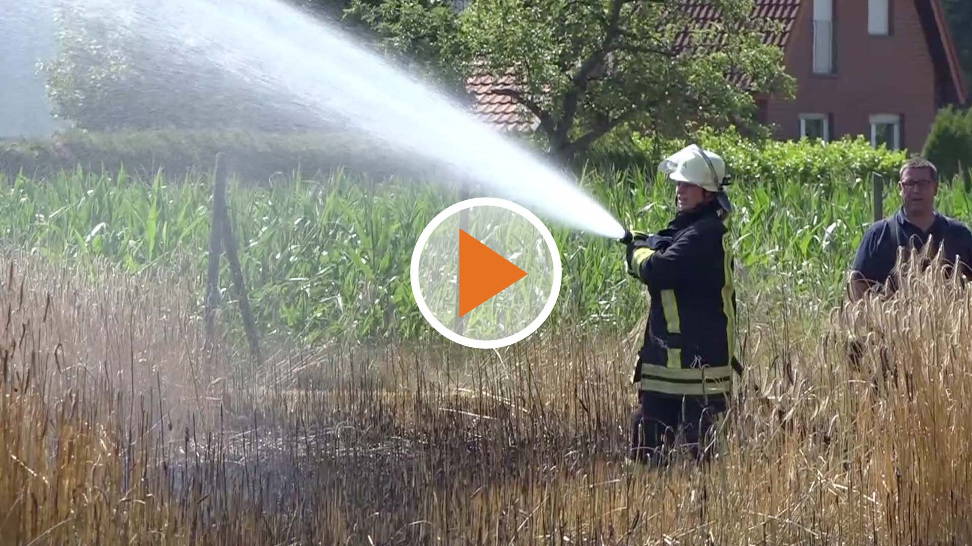 Screen_Nachbarn helfen Feuerwehr bei Feldbrand