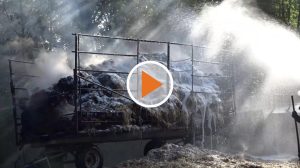 playButton_ANhaenger mit Stroh fangen Feuer