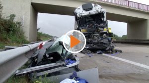 Screen_LKW faehrt auf Stauende auf