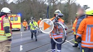 Screen_Radfahrer stoesst mit Zug zusamment