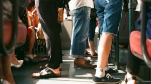 Symbol_Menschenmenge, Menschenmasse, Bahn, Zug, Beine, Nahverkehr