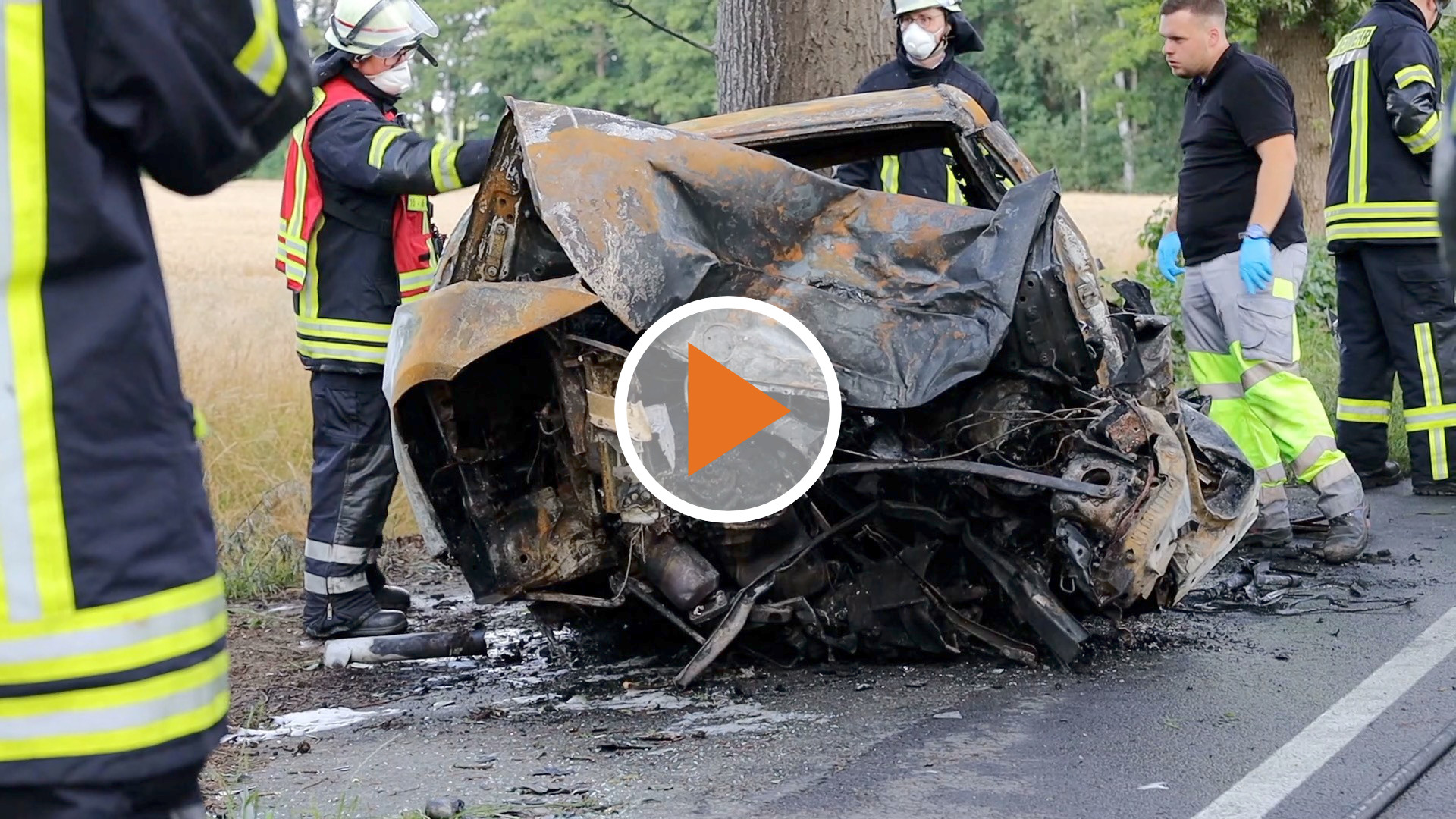 Screen_toedlicher verkehrsunfall: auto in vollbrand
