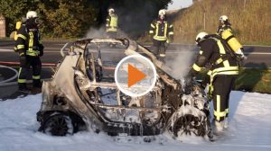 Screen_PKW geraet waehrend der Fahrt in Brand