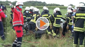 Screen_vu_zug_bahnschranke_feuerwehr
