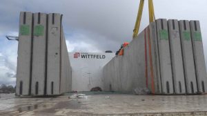 screen_mann unter betonplatte