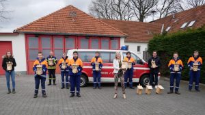 screen_Schapener Jugendfeuerwehr baut Vogelhauuser