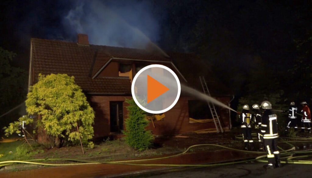 Screen_Einfamilienhaus brennt in der Nacht komplett aus