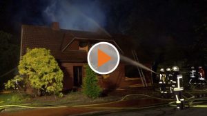 Screen_Einfamilienhaus brennt in der Nacht komplett aus