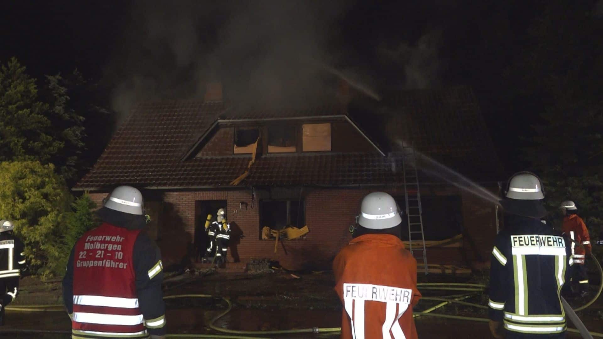 screen_Einfamilienhaus brennt in der Nacht komplett aus
