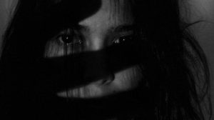 Screen_Vergewaltigung_Gewalt gegen Frau_Frau_verletzt_symbol