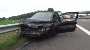 screen_Haren-Fahrzeug-in-Leitplanke