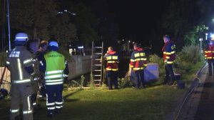 screen_mitten in der innenstadt pkw stürzt ins wasser_1