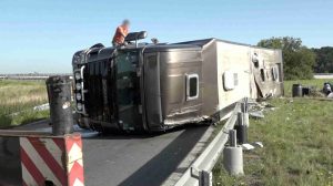 Screen_Pferdetransporter umgekippt