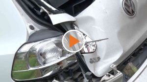 Auto schleudert gegen Hauswand Screen