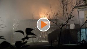 22 04 15_Screen_Flammen_verwuesten_Carport_samt_Fahrzeuge