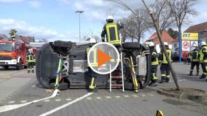 220402_Screen_Einsatzkraefte_retten_eingeklemmten_Fahrer