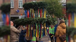 220429 Kinder schmuecken Maibaum