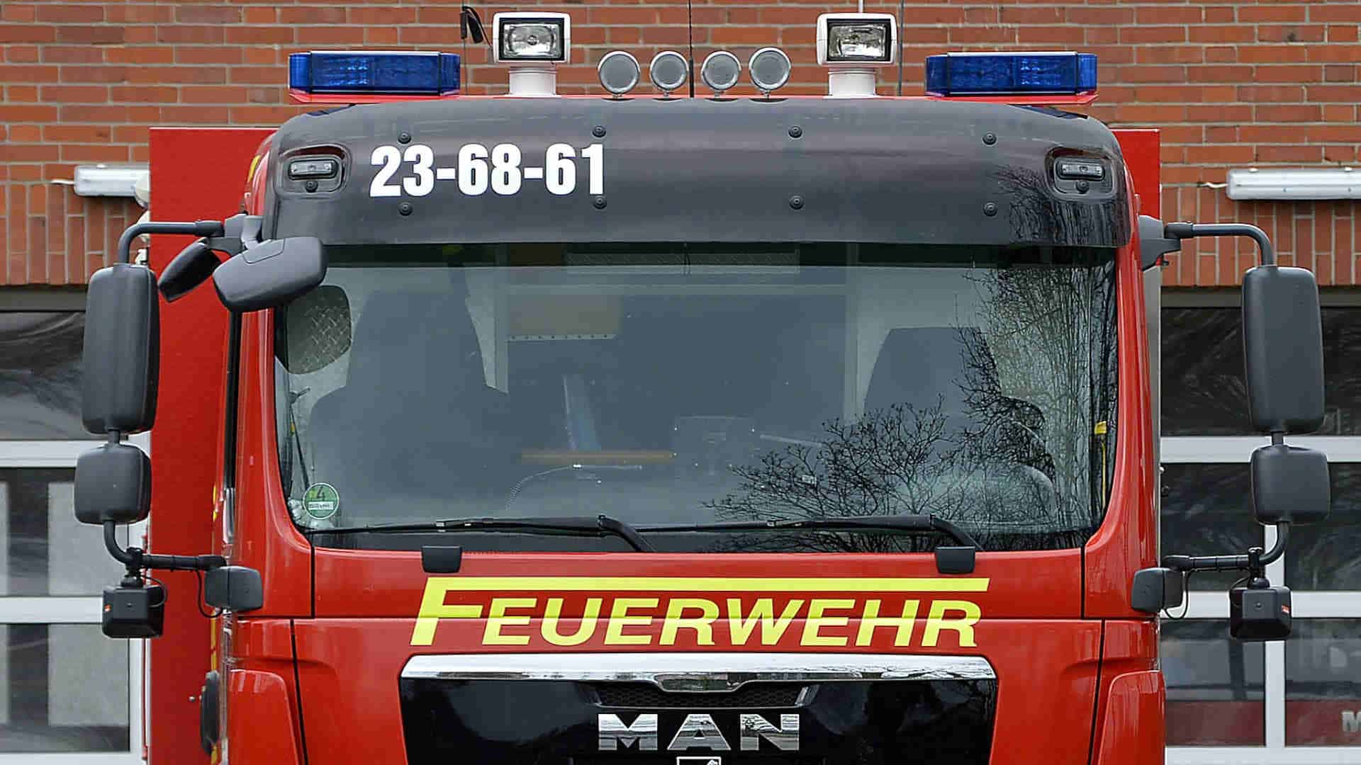 Symbolbild_Feuerwehr_Auto_Blaulicht
