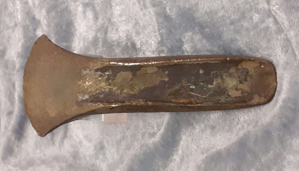 221206_Seltener-Fund-eines-Bronzebeils