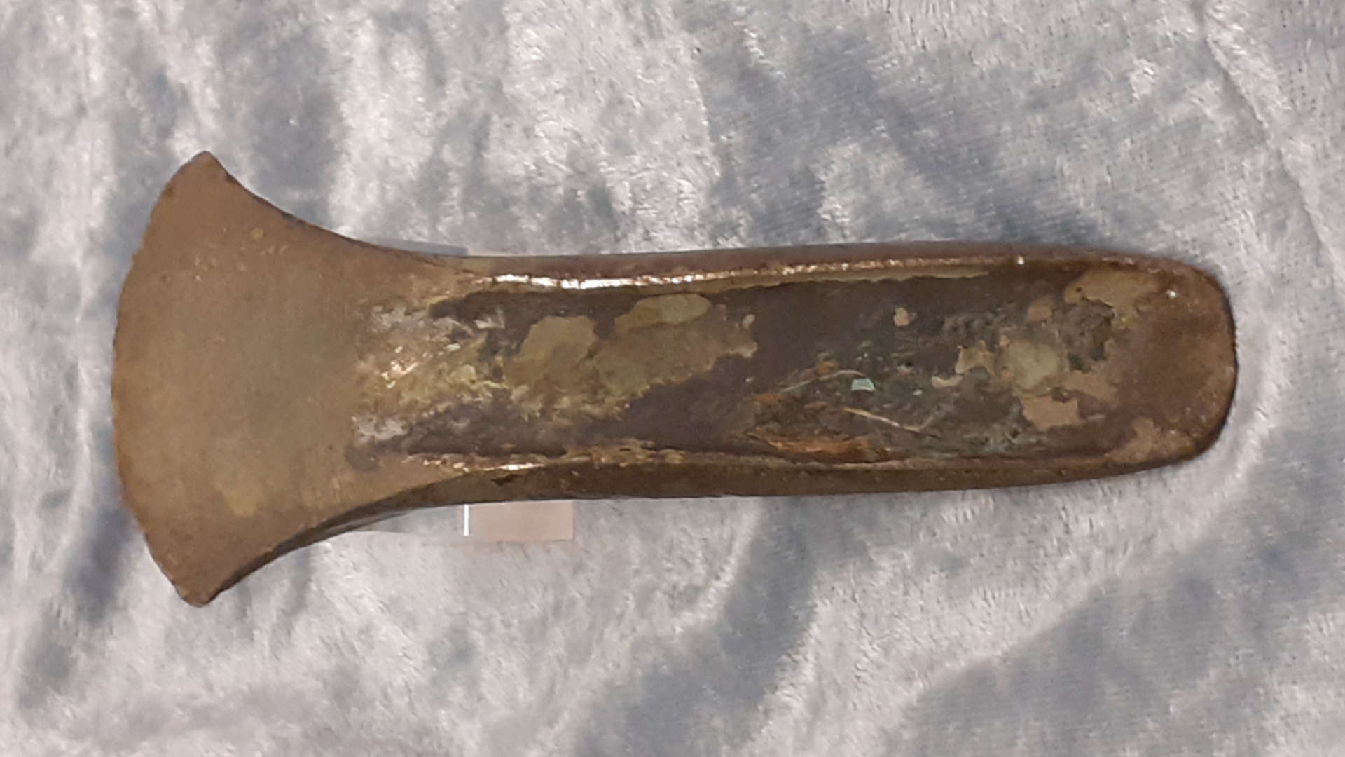 221206_Seltener-Fund-eines-Bronzebeils
