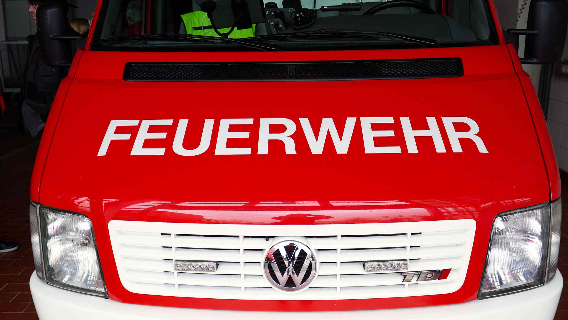 Symbolbild_Blaulicht_Feuerwehr_Auto_ELW