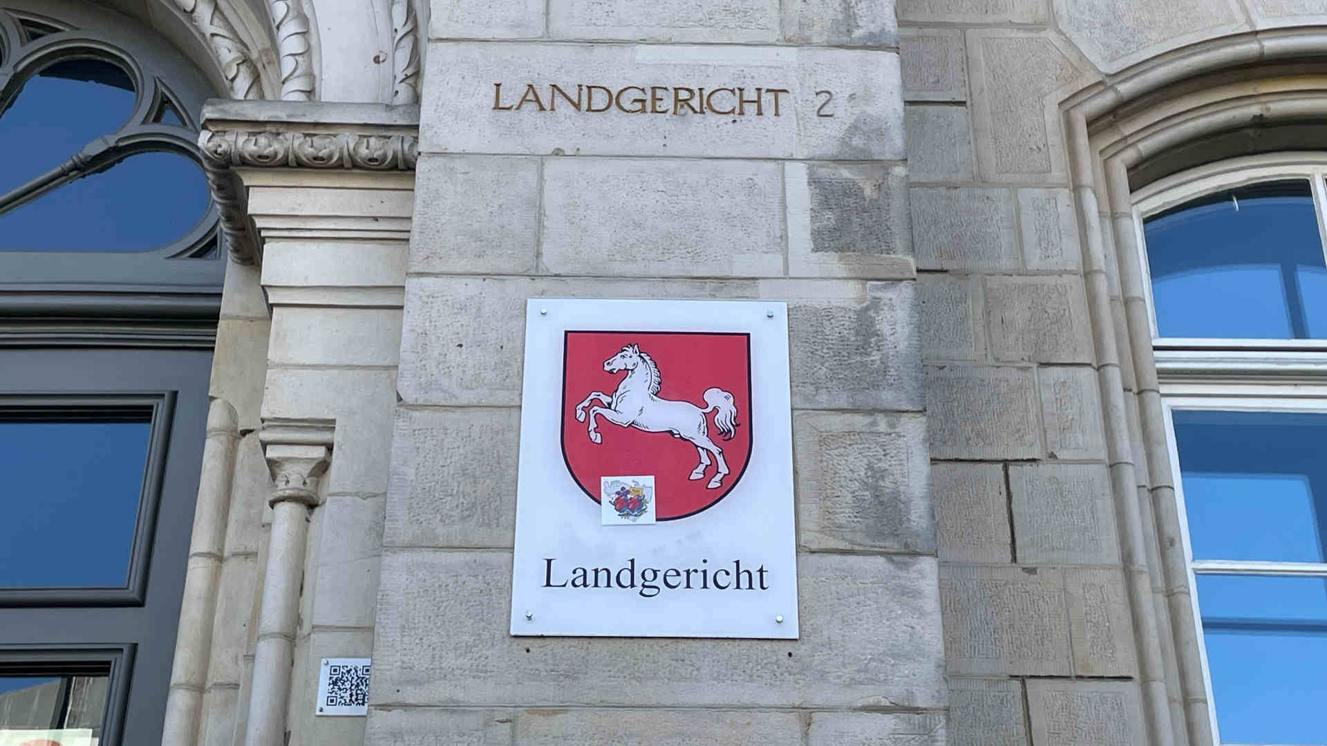 Mittig im Bild ist ein Schild mit dem Wappen Niedersachsens und dem Schriftzug 