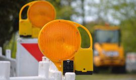 Symbolbild_Strassensperre_Bake_Leuchte_Baumaschine