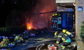 240507_Screen_Schuppenbrand-Flammen-greifen-auf-Wohnhaus-ueber
