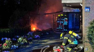 240507_Screen_Schuppenbrand-Flammen-greifen-auf-Wohnhaus-ueber