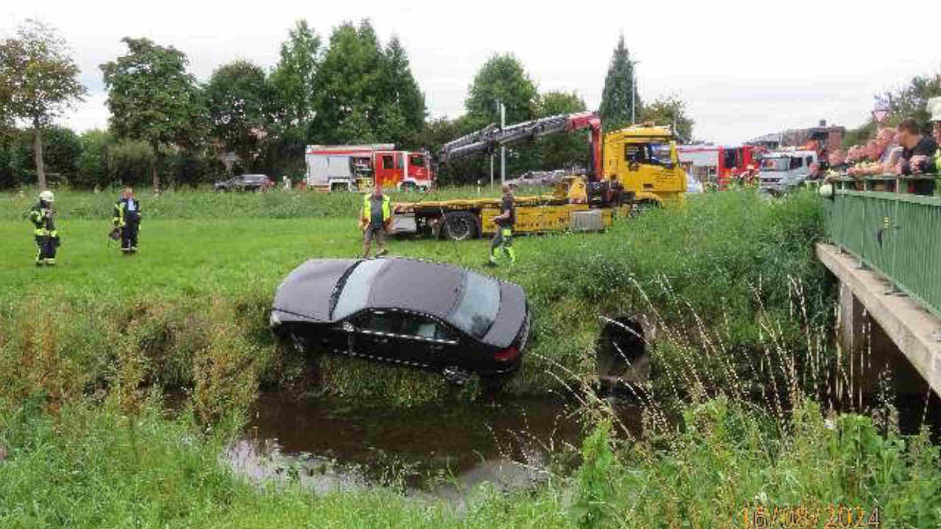 240817_Fahrt endet in Fluss 25-Jaehriger verletzt