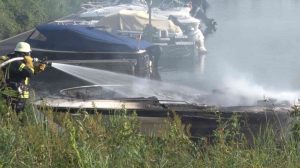 240830_Boot in Flammen geistesgegenwaertig gehandelt