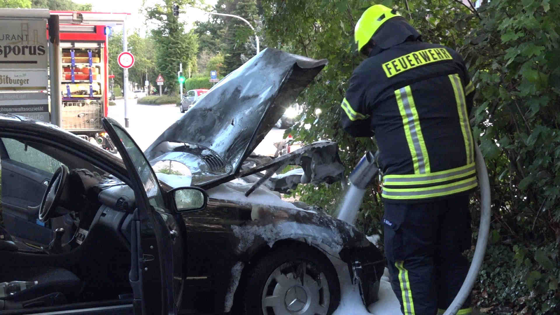 240913_PKW auf Parkplatz in Brand geraten