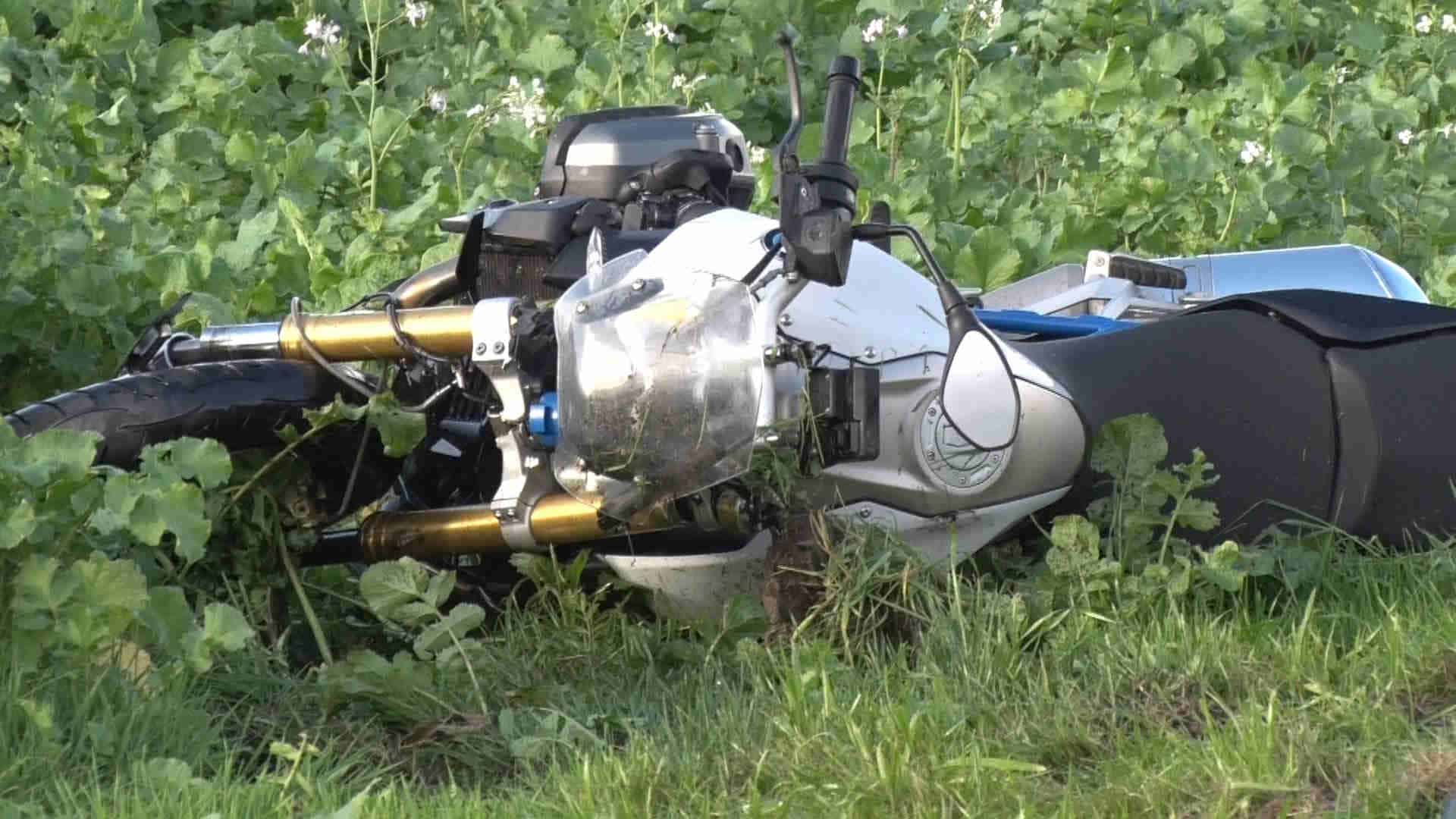 241010_Biker stoesst mit Landwirtschaftsmaschine zusammen