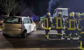 241204_Trecker und Auto kollidieren - Fahrer eingeklemmt