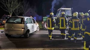 241204_Trecker und Auto kollidieren - Fahrer eingeklemmt