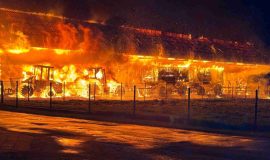 241227_Lagerhalle brennt auf Bauernhof komplett aus