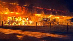 241227_Lagerhalle brennt auf Bauernhof komplett aus