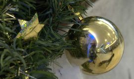 Symbolbild_Weihnachten_Kugel_1