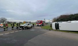 2501022_Postauto und PKW kollidieren auf Kreuzung