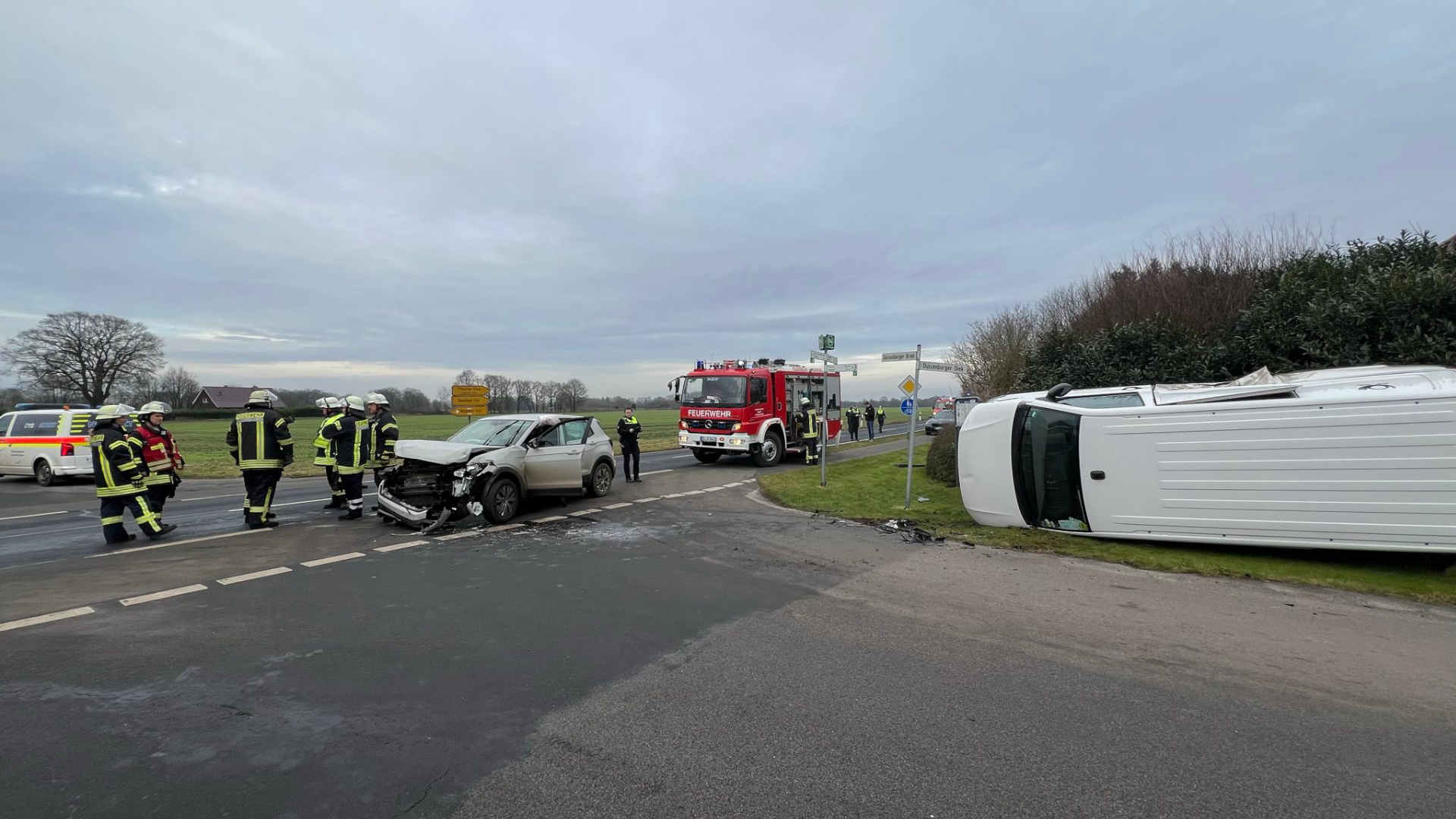 2501022_Postauto und PKW kollidieren auf Kreuzung