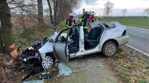 250107_Autofahrerin faehrt gegen Trecker und Baum